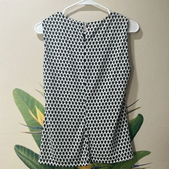 (2) Calvin Klein Sleeveless Blouses Woman Size Small White and Black abstract - Picture 6 of 8